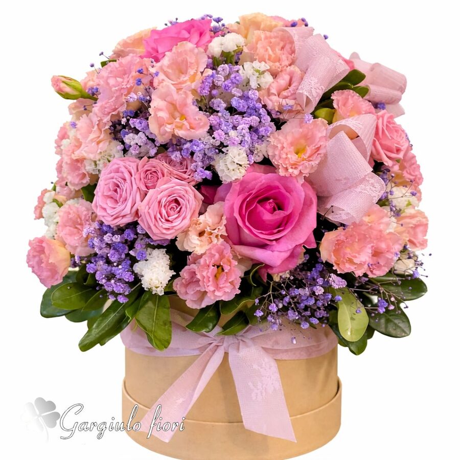 Bouquet pastello con ortensia azzurra, rose crema e nastro rosa