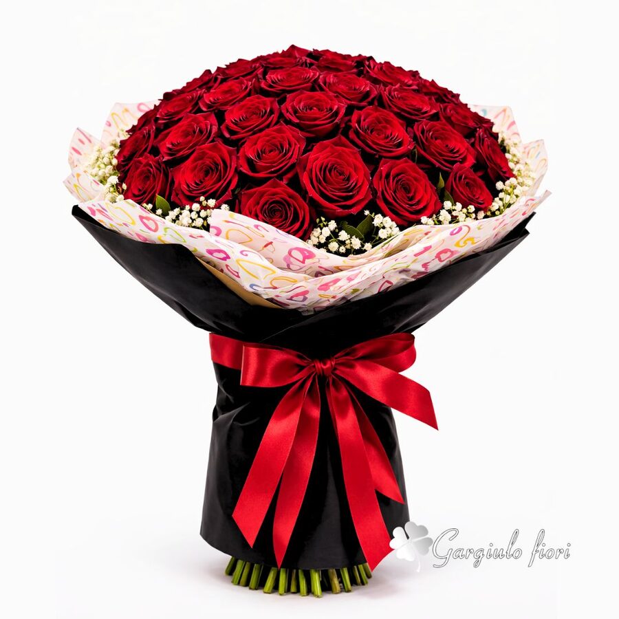 Box rosso con composizione di rose rosse, rosa e ortensie