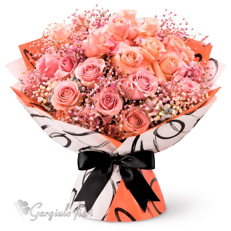 Bouquet di rose rosa con confezione a cuori e fiocco bianco