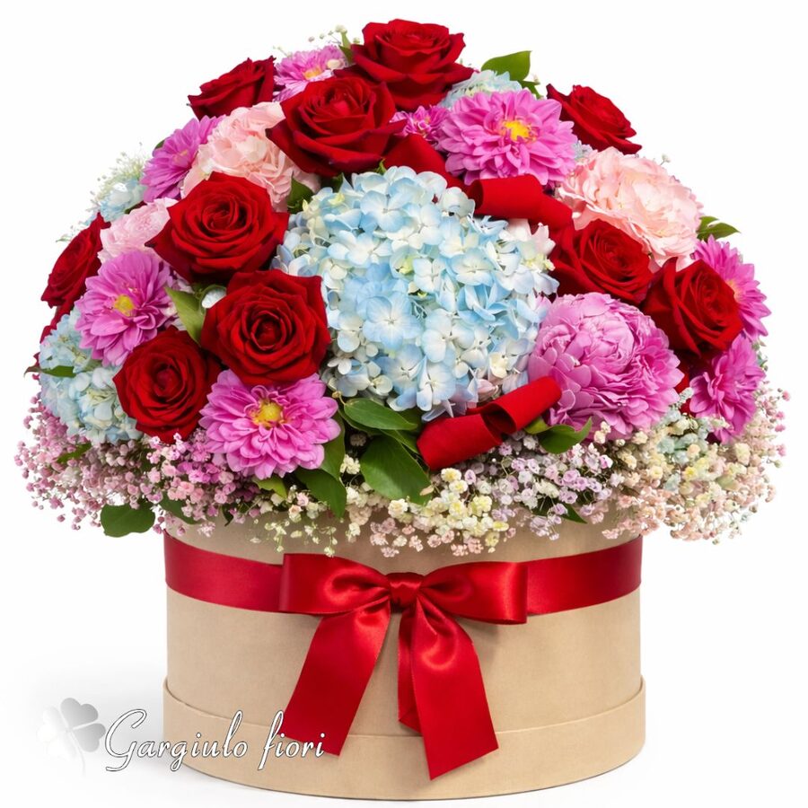 Box con composizione pastello di rose rosa e gypsophila lilla