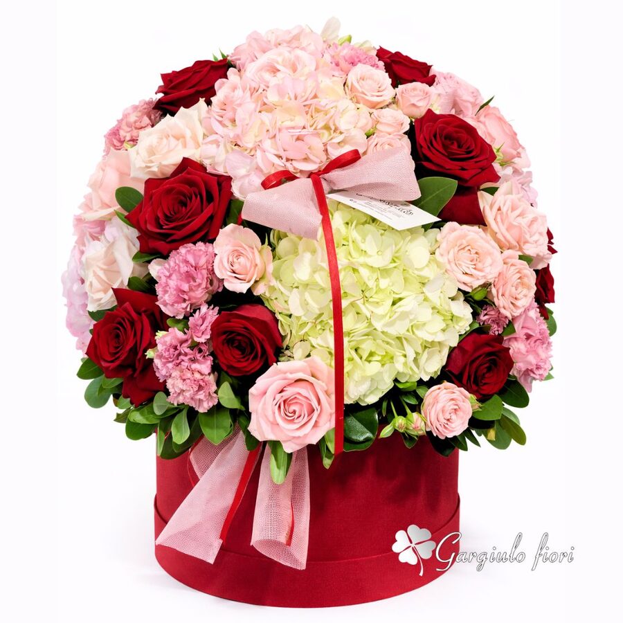 Composizione floreale alta con rose bianche, ortensia bordeaux e tuberose