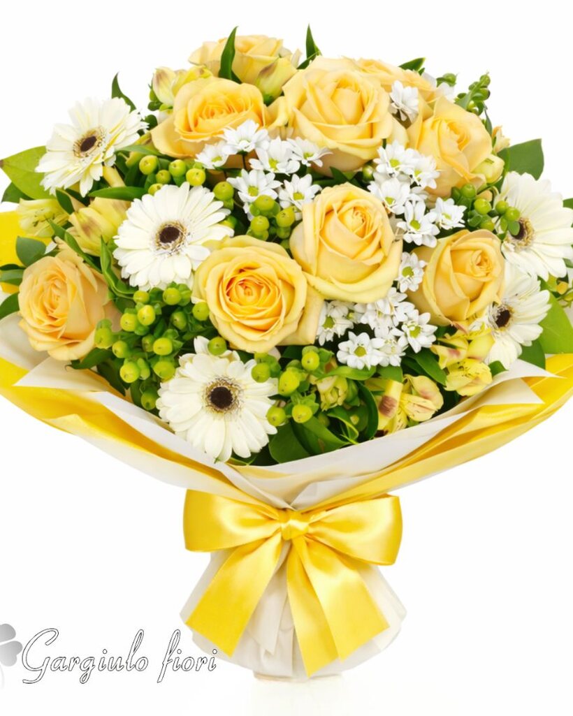Bouquet di rose color pesca e rosa avvolto a mano, pronto per la consegna a domicilio a Napoli